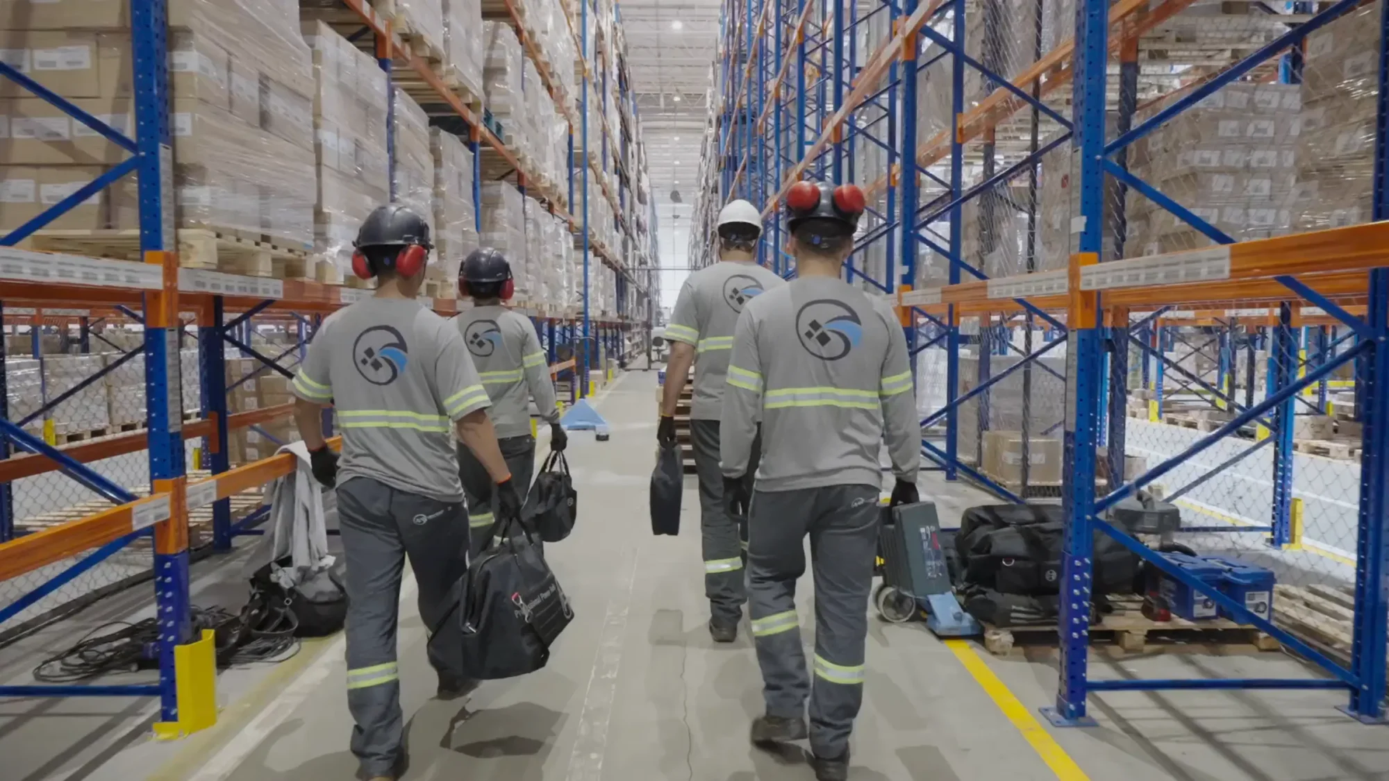 Combinamos expertise técnica na manutenção de sistemas de armazenagem com uma abordagem analítica que monitora, interpreta e antecipa necessidades